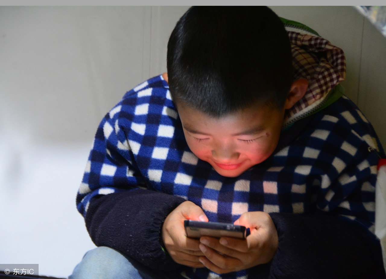 孩子太爱玩手机导致眼睛近视,该怎么办?