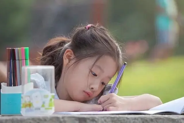 孩子喜欢斜着眼看电视,是患上了斜视吗?